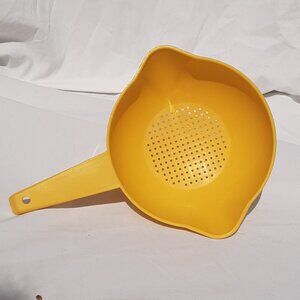 Tupperware Yellow Strainer/Colander 1 Quart Vintage with Handle #1200-2